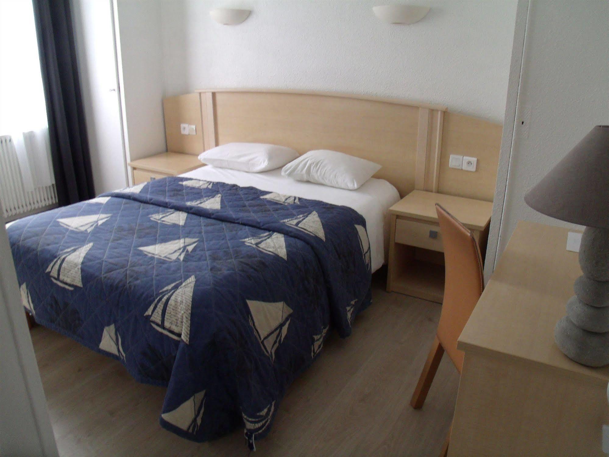 Hotel De La 3*